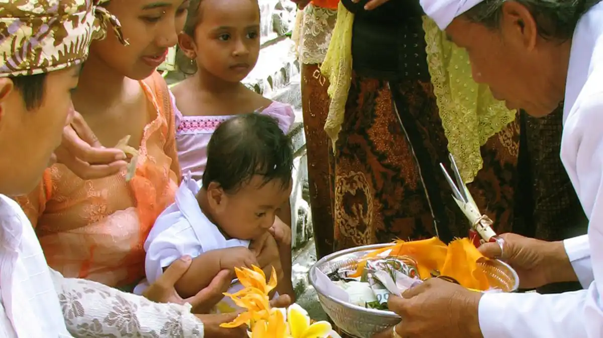 Mantra Otonan Mewat Kawat Mebalung Besi, Arti dan Tata Cara